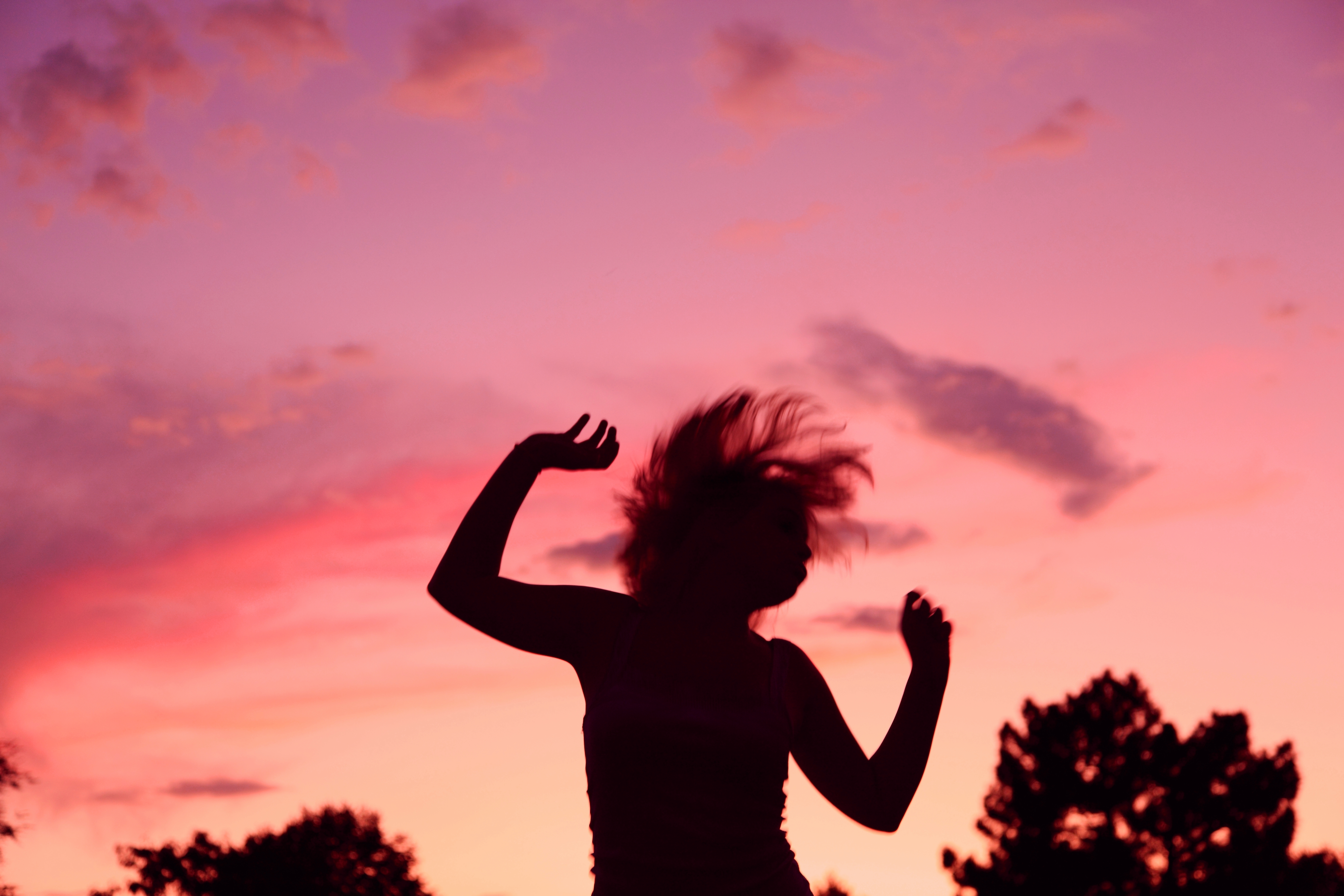 Sunset_Party_Dancing_Girl_Silhouette